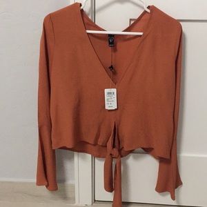 Blouse with opened sleeves.